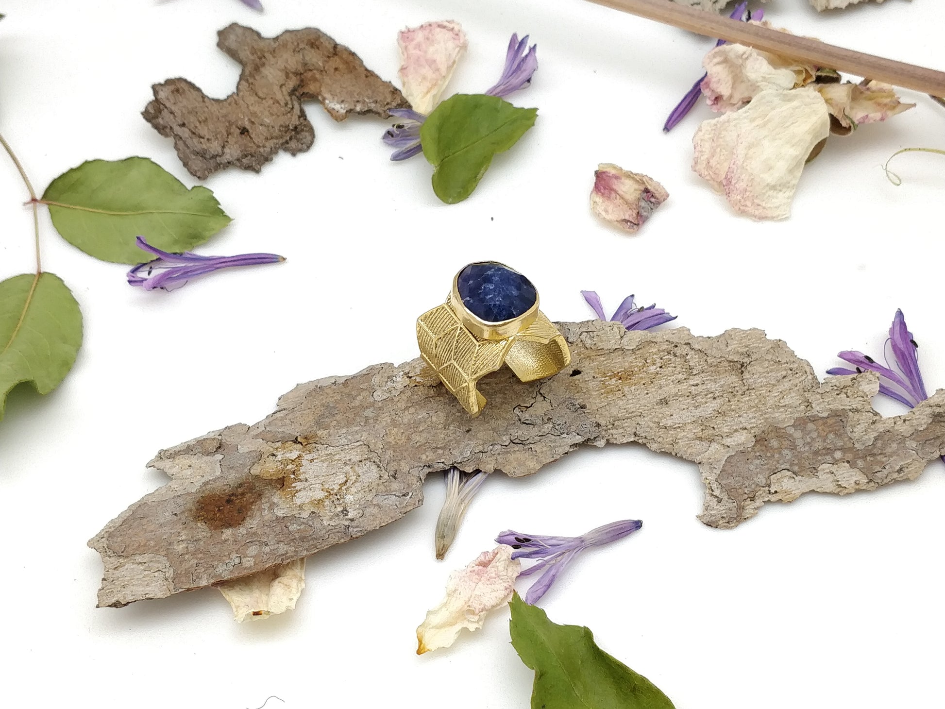 Sapphire Gold Finger Ring - shopzeyzey