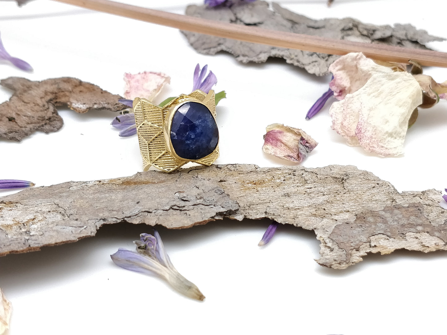 Sapphire Gold Finger Ring - shopzeyzey